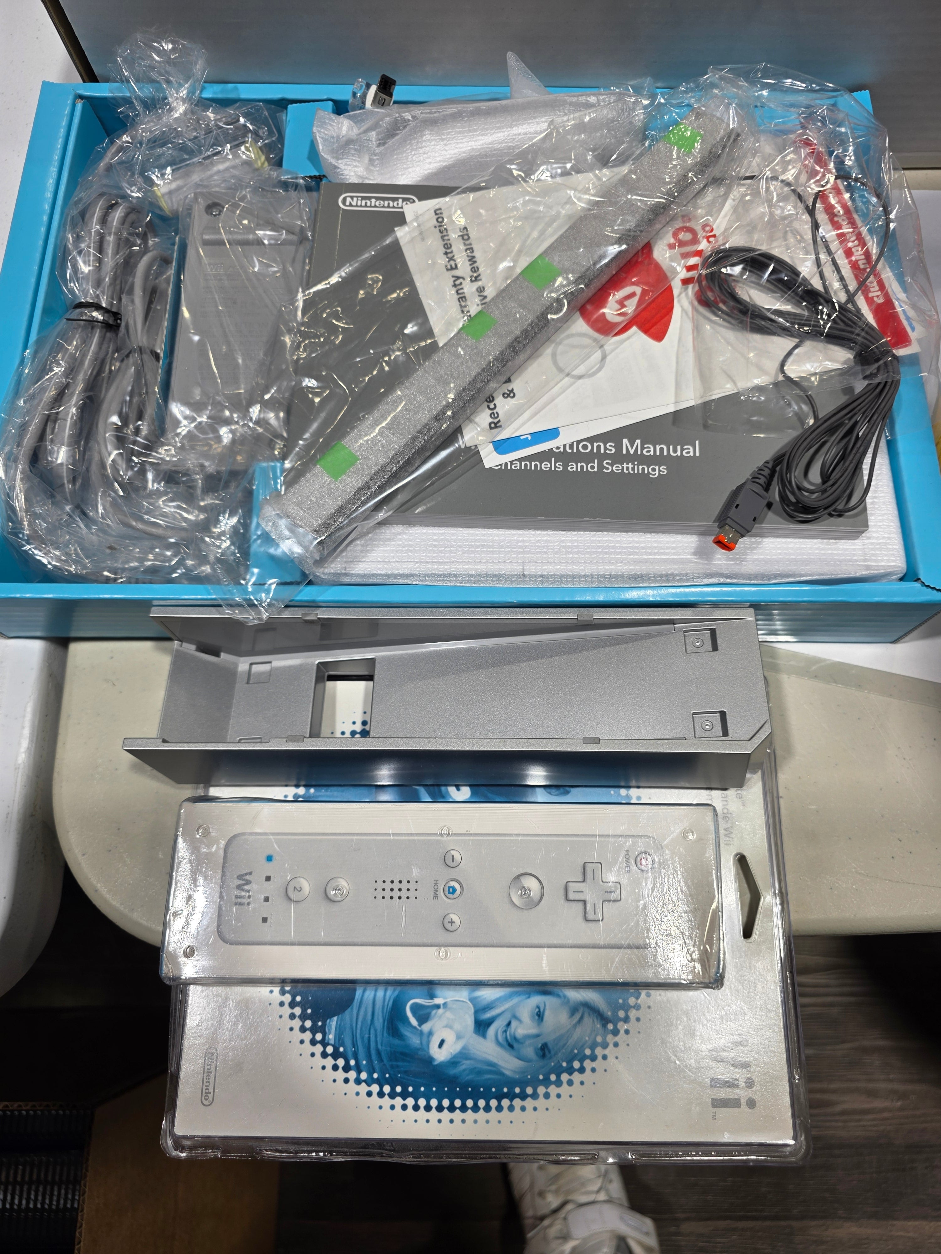 (Brand New) Nintendo Wii White Console Bundle  (RVL-001)